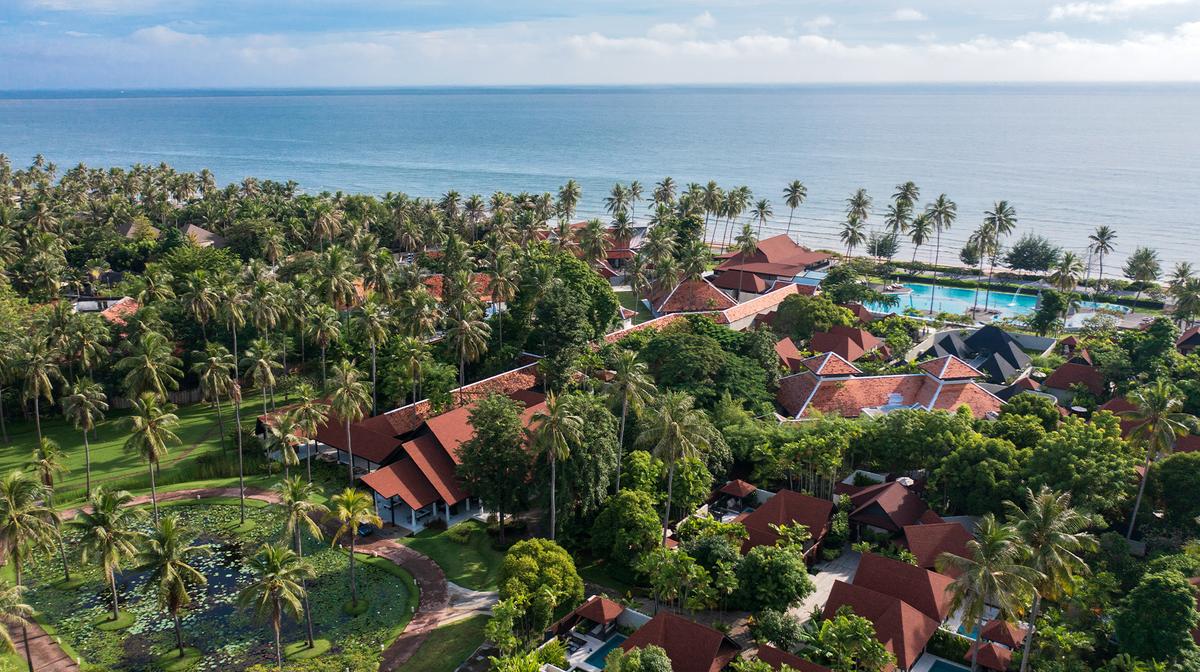Five-Star Seaside Hua Hin Retreat w. Daily Breakfast, Nightly Dinner & Free-Flow Drinks