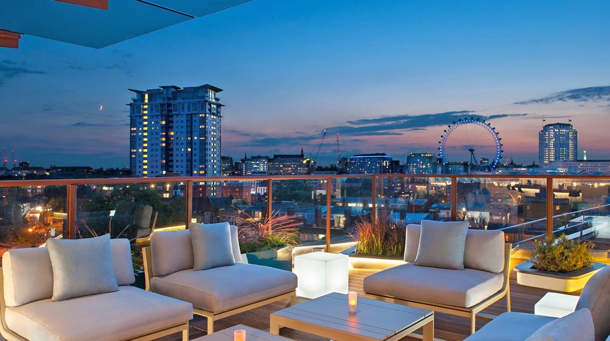 Stylish Stay in the Heart of London with City-View Sky Bar & Daily Breakfast