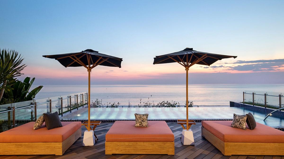 Kuta Beachfront Retreat with Rooftop Infinity Pool, Daily Breakfast & Nightly Free-Flow Cocktail Hour