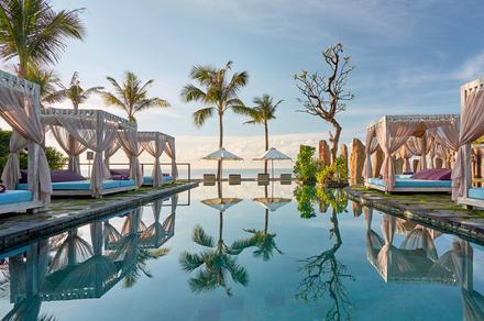 Exquisite Jacuzzi Suite with Dining, Cocktails and Massages – Child-Free Resort