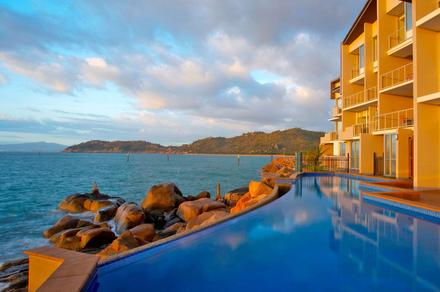 Magnetic Island Seaside Apartment with Breakfast Hamper & Welcome Wine 