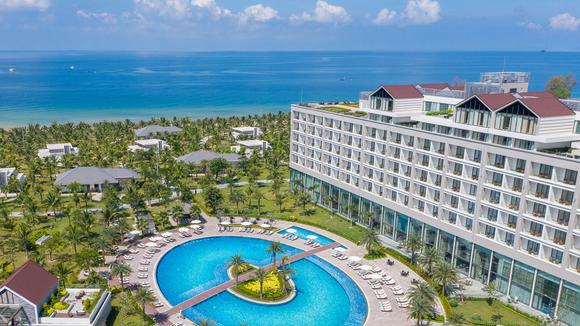 Island Beachfront Bliss with Daily Dining and Nightly Cocktails