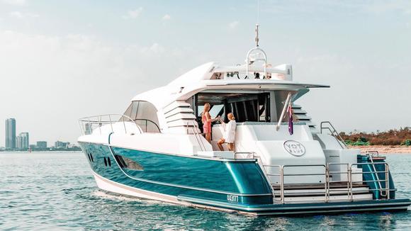 Gold Coast: Exclusive Luxury Superyacht Experience with Free-Flow Mimosas & Breakfast