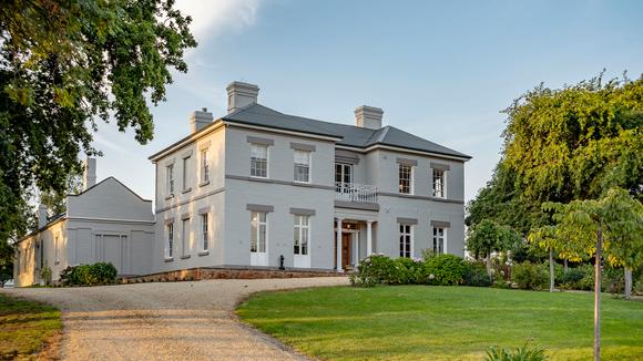 Adults-Only Country Retreat in the Heart of Tasmania’s Wine Region 