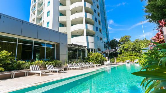 Sky-High Kangaroo Point Stay with Brisbane City Views & Daily Breakfast