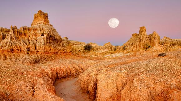 New South Wales: 6-Day Small-Group Outback Tour with Lake Mungo, Scenic Flight & Darling River Cruise