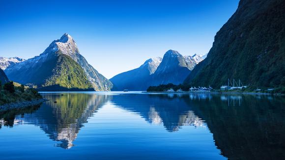 Fiordland National Park: 5-Day Small-Group Walking Tour with All Meals & Overnight Doubtful Sound Cruise