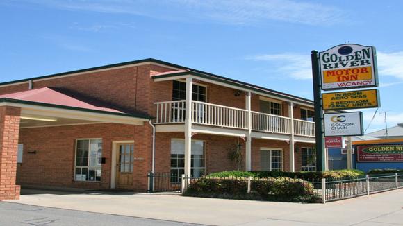 Relaxing Stay on the Murray River with Bottle of Wine & Cheese Platter