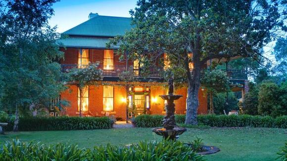 Historic Victorian Wine Country Stay with Daily Breakfast