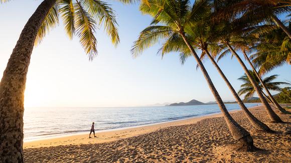 Tranquil Palm Cove Apartment Escape Moments From the Beach