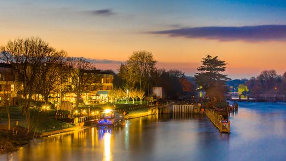 Surrey Elegance on the Thames with Daily Breakfast