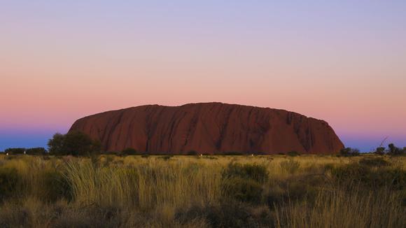 Red Centre: 5-Day Luxury Small-Group Tour from Alice Springs to Uluru with Field of Light & Sounds of Silence Dinner