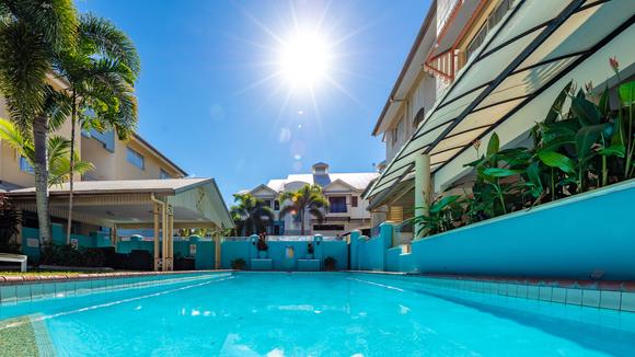 Cairns Escape with Daily Breakfast & Complimentary Bottle of Wine