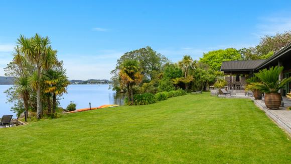 Peaceful Lake Rotorua Lodge Escape with Daily Breakfast & Nightly Drinks