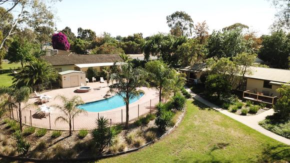 Idyllic Family Getaway on the Banks of the Murray River