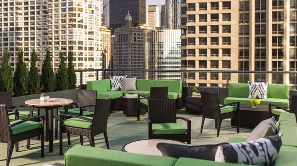 Downtown Chicago Central Escape with Rooftop Swimming Pool & Outdoor Sundeck