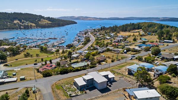 Tasmania Harbourfront Retreat at the Gateway to Bruny Island