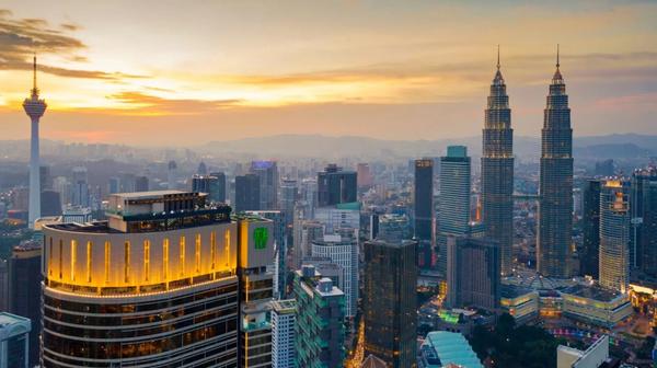 Sky-High Five-Star Kuala Lumpur Oasis in the Heart of the Golden Triangle