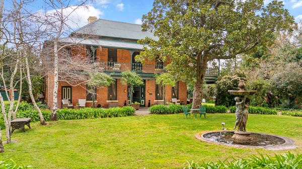 Victoria Boutique Heritage Escape near Rutherglen Wine Region with Daily Breakfast