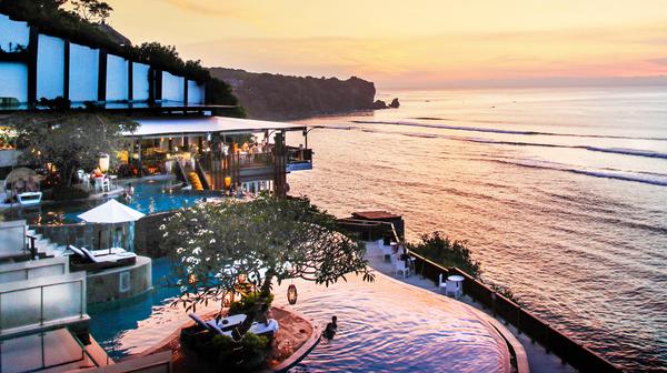 Five-Star Uluwatu Cliffside Luxury with Daily Dining & Nightly Cocktails