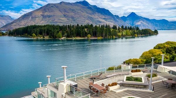 Stylish Queenstown Escape Overlooking Lake Wakatipu & The Remarkables