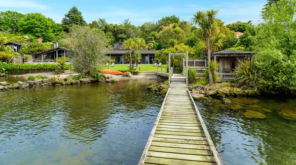 Boutique Lake Rotorua Lodge Escape with Outdoor Hot Tub