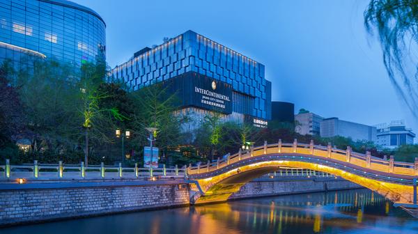 Stylish Escape in the Heart of Jinan City with Indoor Pool & Rooftop Bar