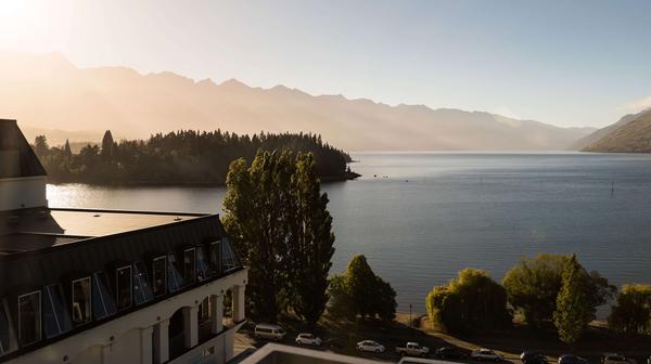 QT Queenstown Designer Luxury Overlooking Lake Wakatipu 