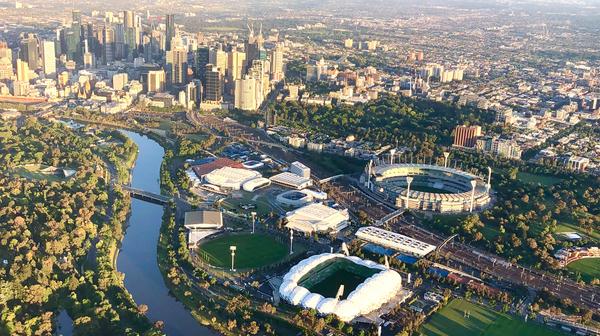 Melbourne: 30-Minute Scenic Helicopter Flight over Iconic Landmarks with Sparkling Wine