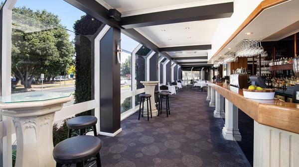 Mount Gambier Escape Near Limestone Coast with Award-Winning Restaurant & Daily Breakfast