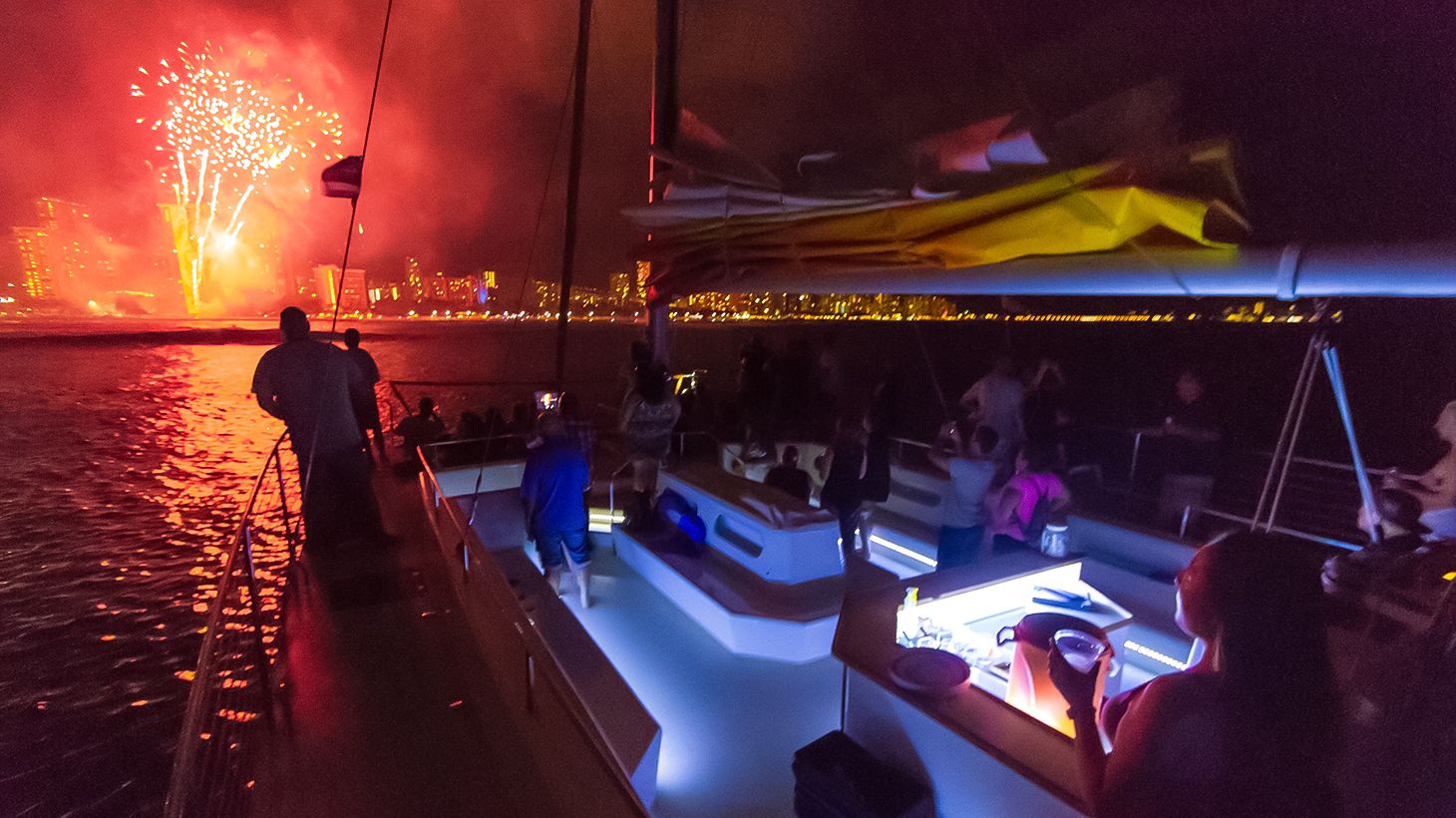 60-Minute Fireworks Sail from Waikiki Beach with All-Inclusive Drinks