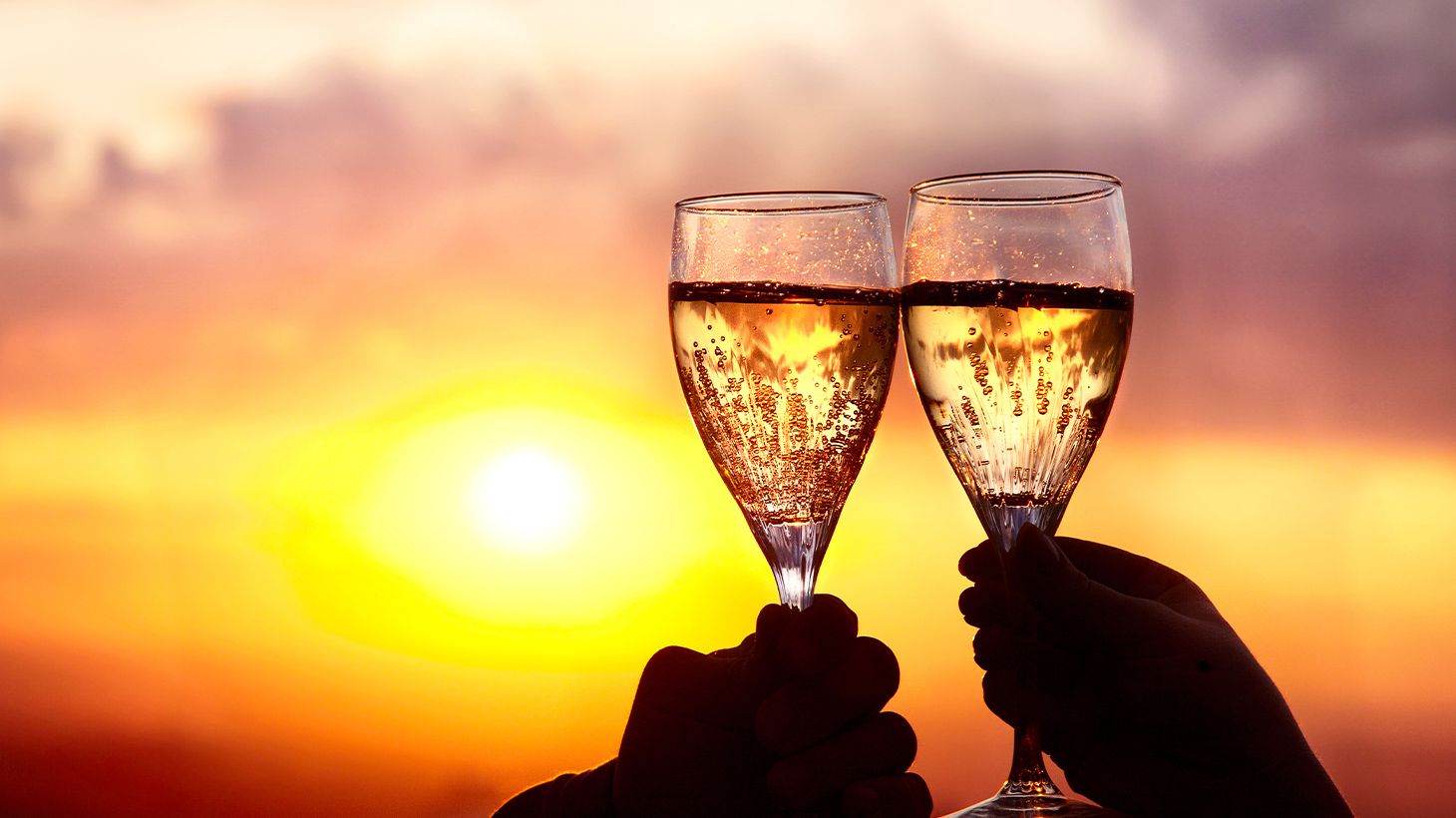 Profitez de vues panoramiques lors d’une croisière de 90 minutes au coucher du soleil avec boissons à volonté et canapés