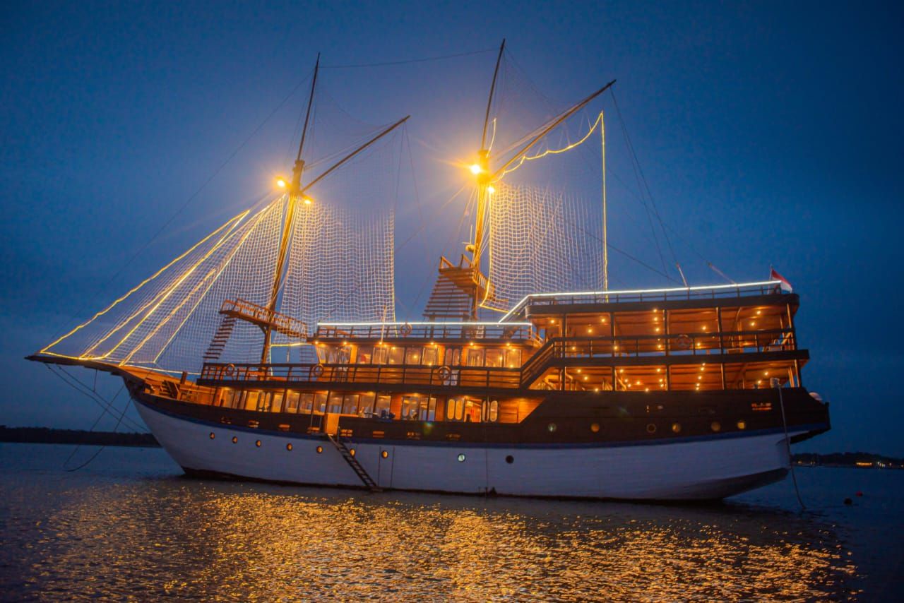 Sailor Dinner Cruise by Phinisi Cruise 