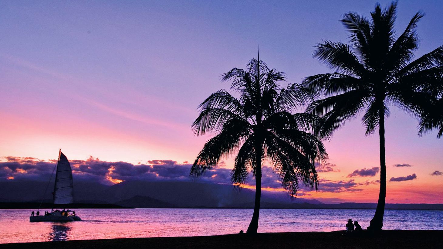 1.5-Hour Sunset Sailing Tour Over the Coral Sea with Canapes & Welcome Drink 3