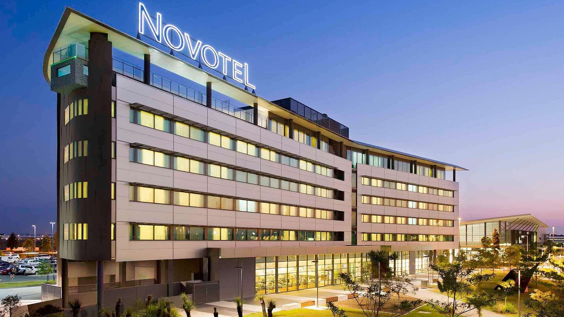 Contemporary Brisbane Airport Stay with Onsite Restaurant & Bar