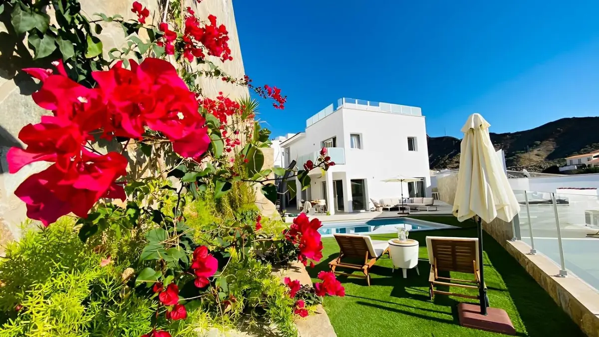 Villa bohème de luxe avec piscine chauffée, toit-terrasse et vue panoramique sur la mer à Amadores, Gran Canaria, Spain