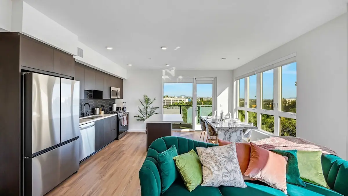 Luxury 2BR Hollywood Pool View by Oneluxstay, Los Angeles, United States