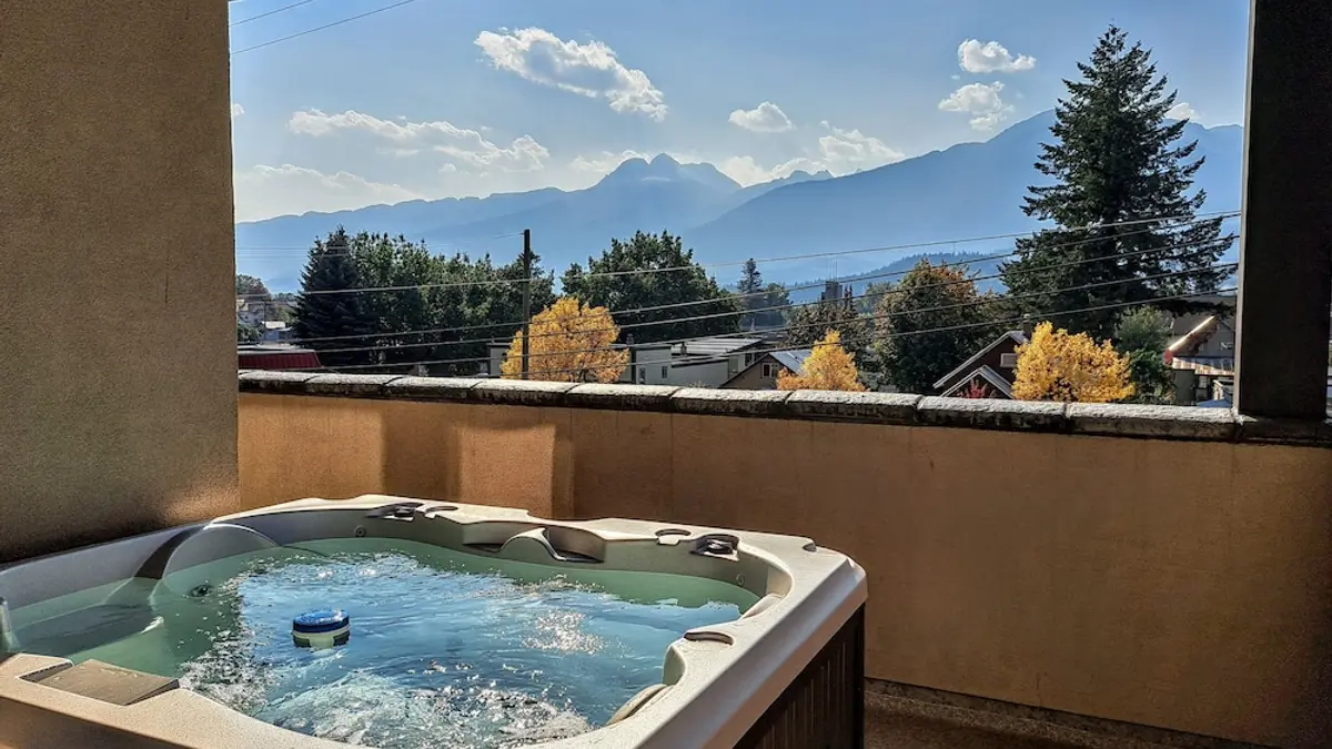 Alpenglow Penthouse by Revelstoke Vacations, Revelstoke, Canada