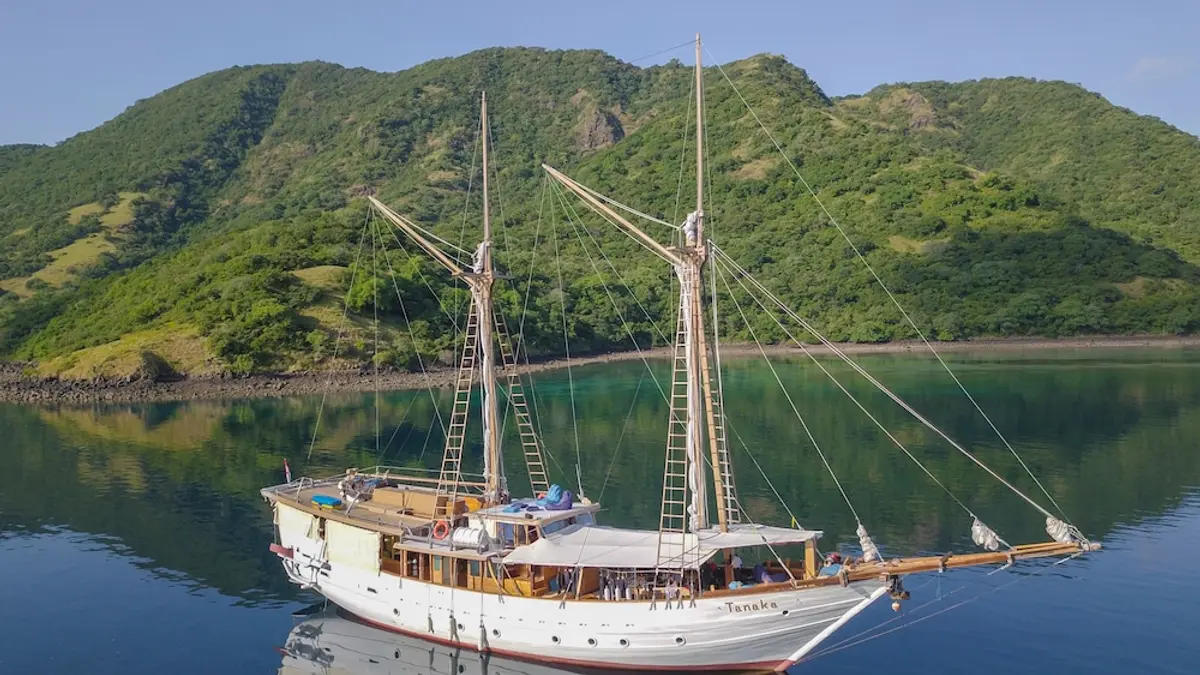 Tanaka Liveaboard, Labuan Bajo, Indonesia