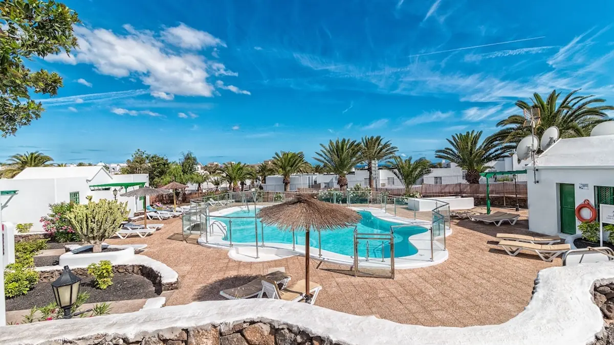 Apartamentos LIVVO Las Gaviotas, Tías, Spain