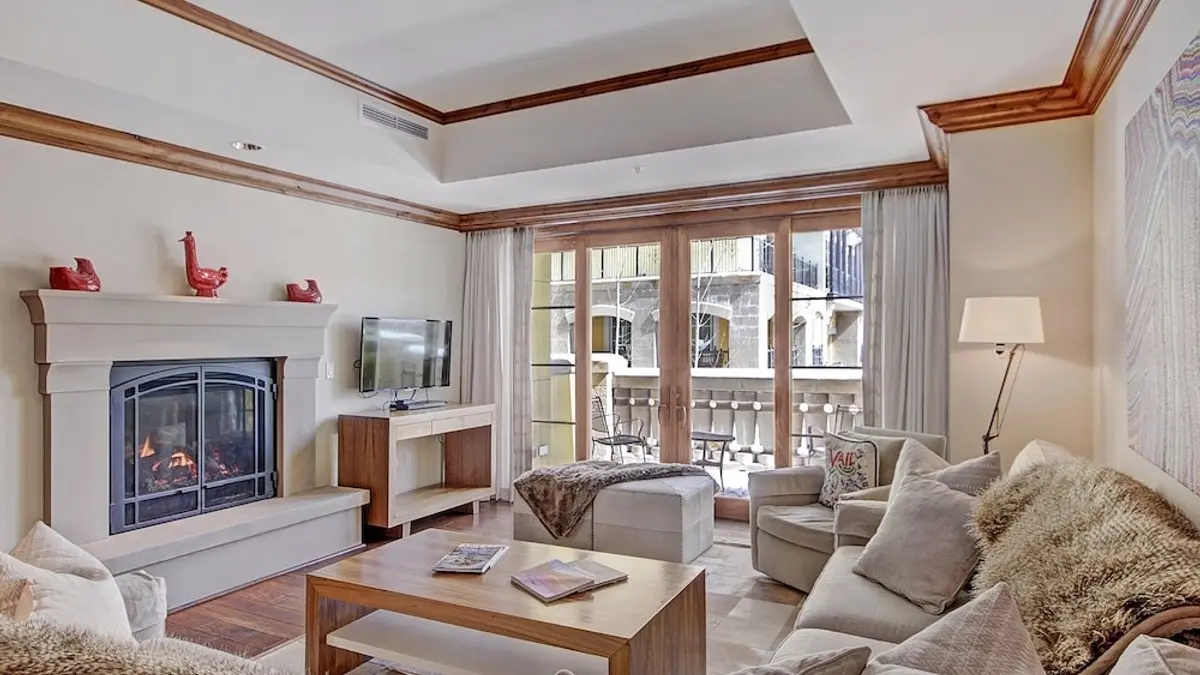 3 BR Luxury Ritz-Carlton Condo w/ Mountain Views by RedAwning - Save 20% on 7+ Nights!, Vail, United States