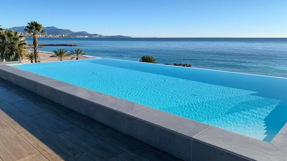 Appartement climatisé les pieds dans l’eau pour 6 personnes avec 1 suite parentale et 1 chambre double, Cagnes-sur-Mer, France