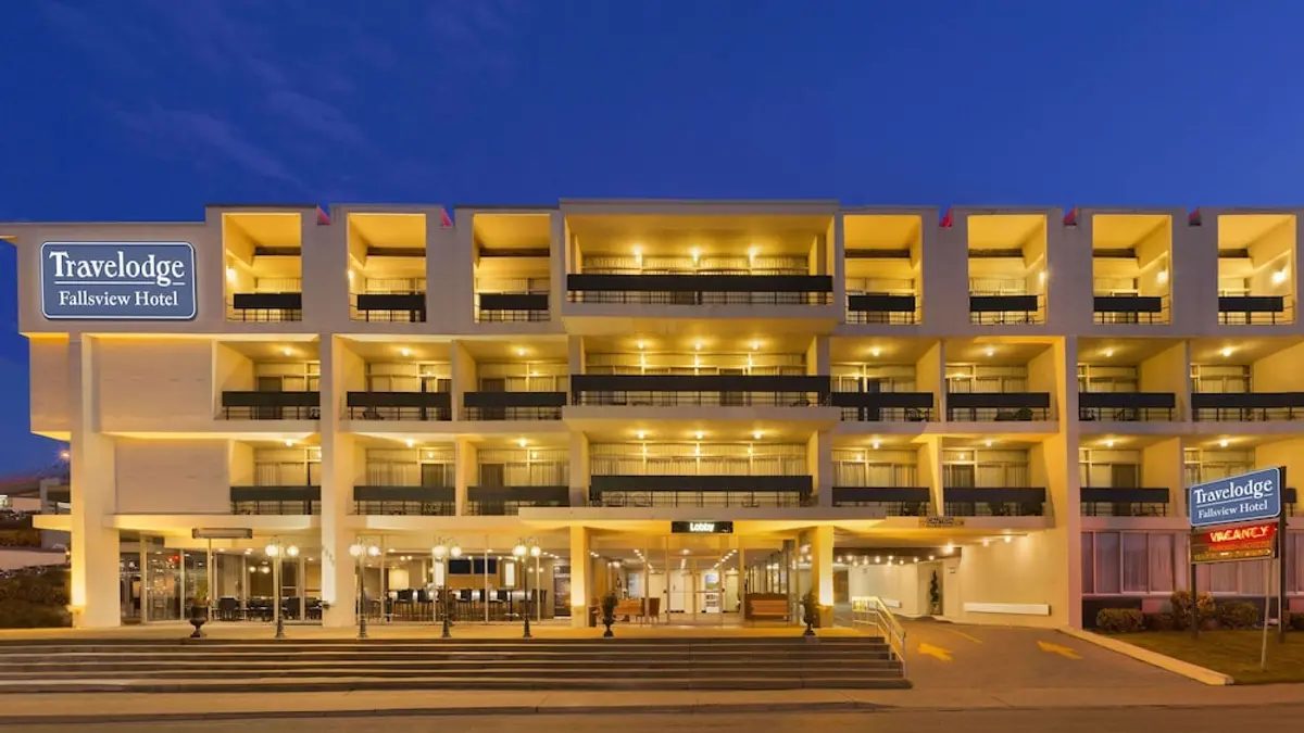 Travelodge by Wyndham Niagara Falls Fallsview, Niagara Falls, Canada