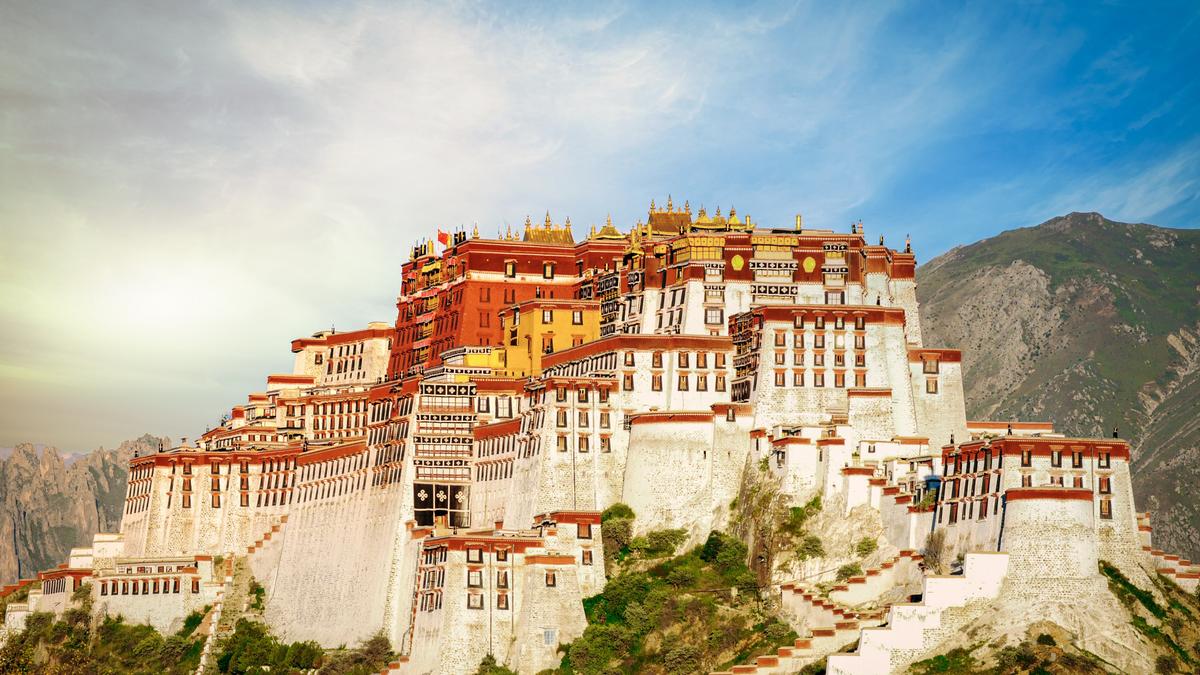 Premium 13-Day China & Tibet Adventure from the Great Wall to Potala Palace in Luxury by 