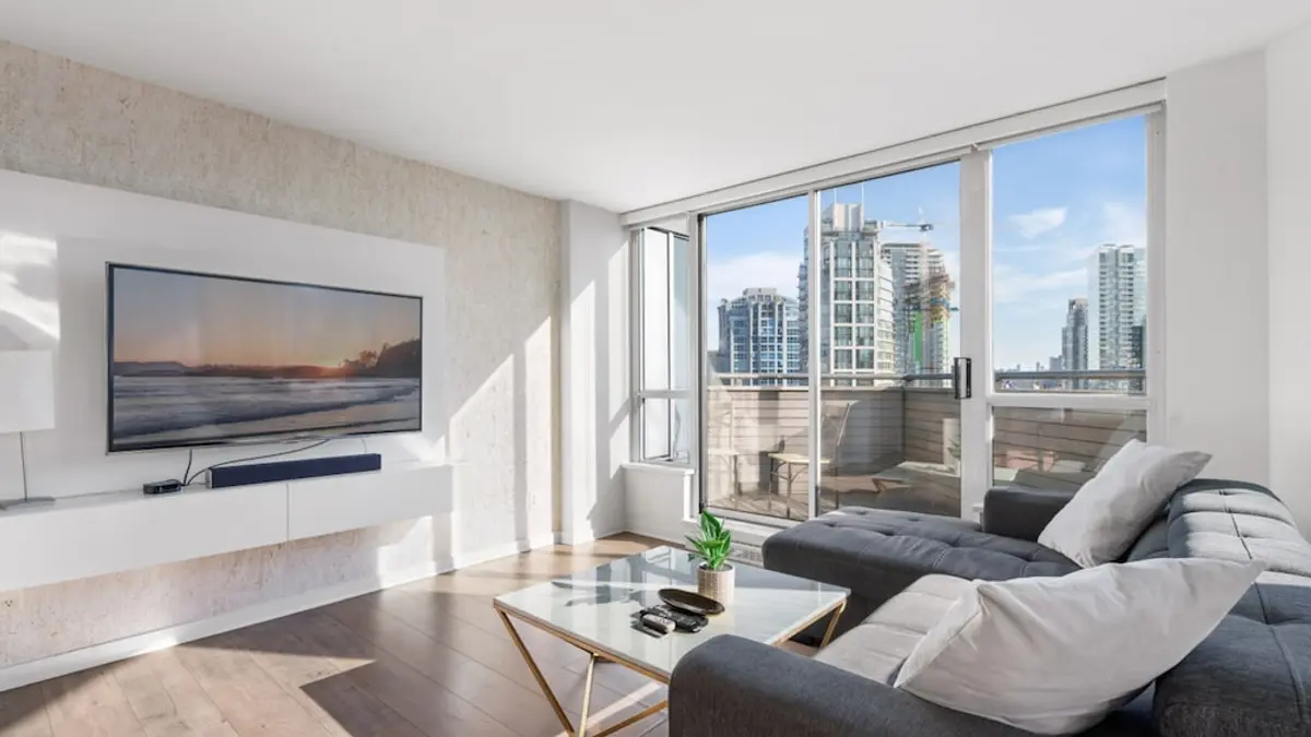 Luxe 2BR Condo w Skyline Views In-suite Laundry, Vancouver, Canada