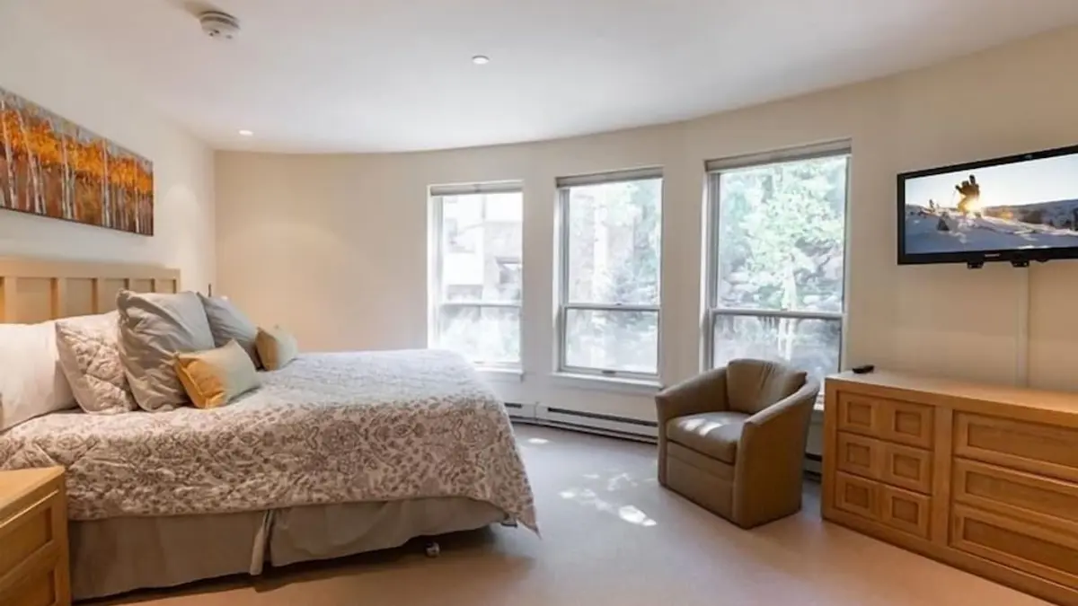 Ski In Ski Out condo with Access to Vail Mountain by RedAwning, Vail, United States