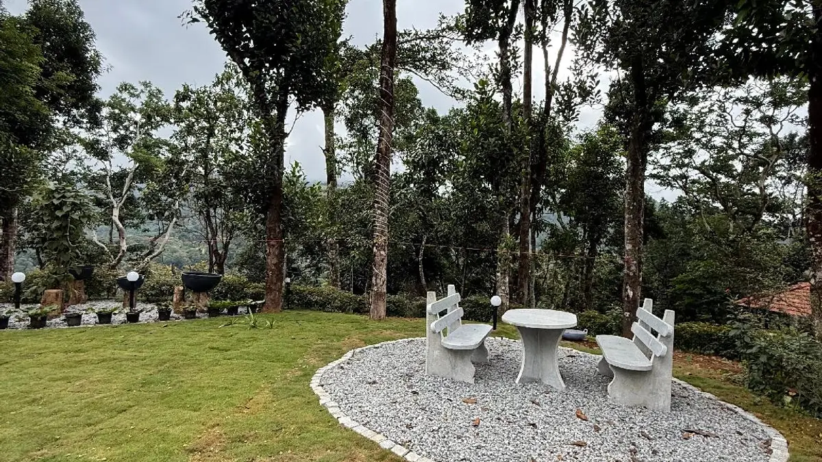 ANAHATA COORG – VEGETARISCHER HERITAGE-BUNGALOW MIT 6 SCHLAFZIMMERN, Coorg, India