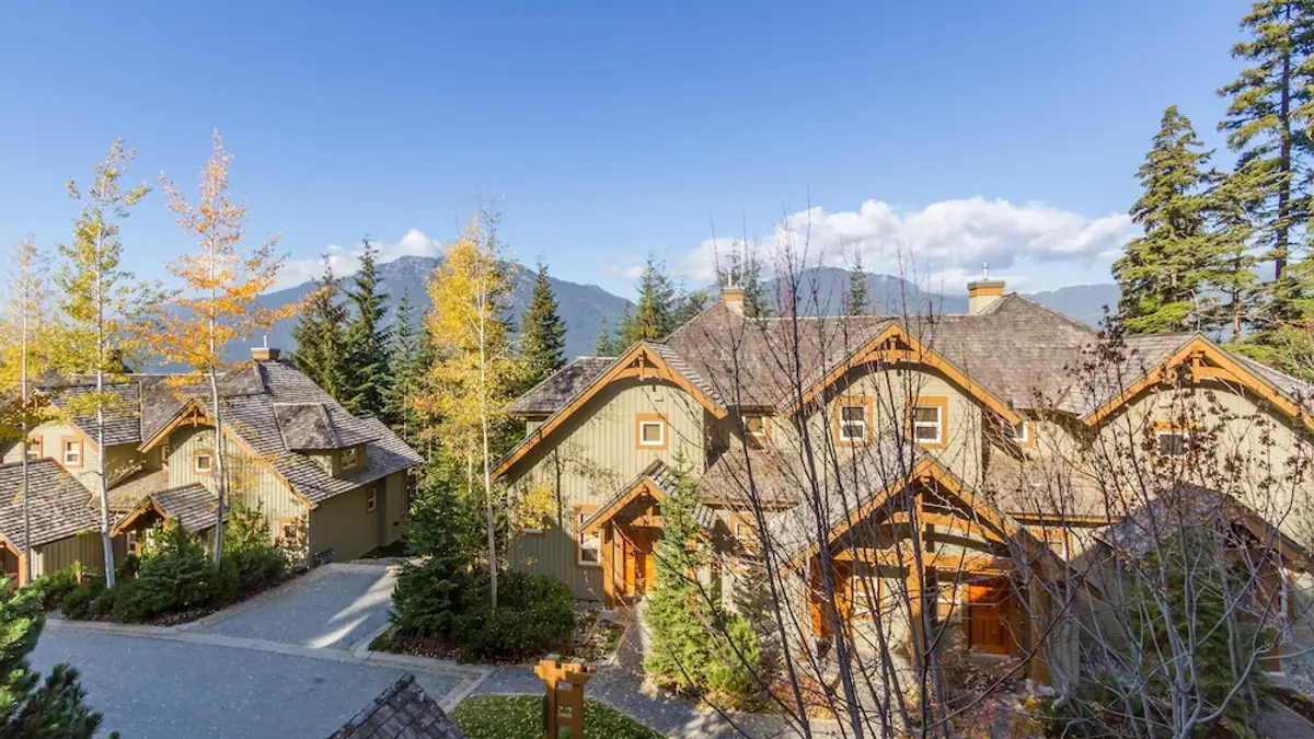 Ski in Ski out Minutes From Village, Private Hot Tub Sleeps 6 Free Shuttle, Whistler, Canada