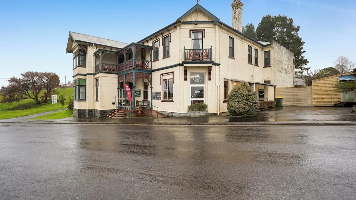 Bischoff Hotel, Waratah, Australia
