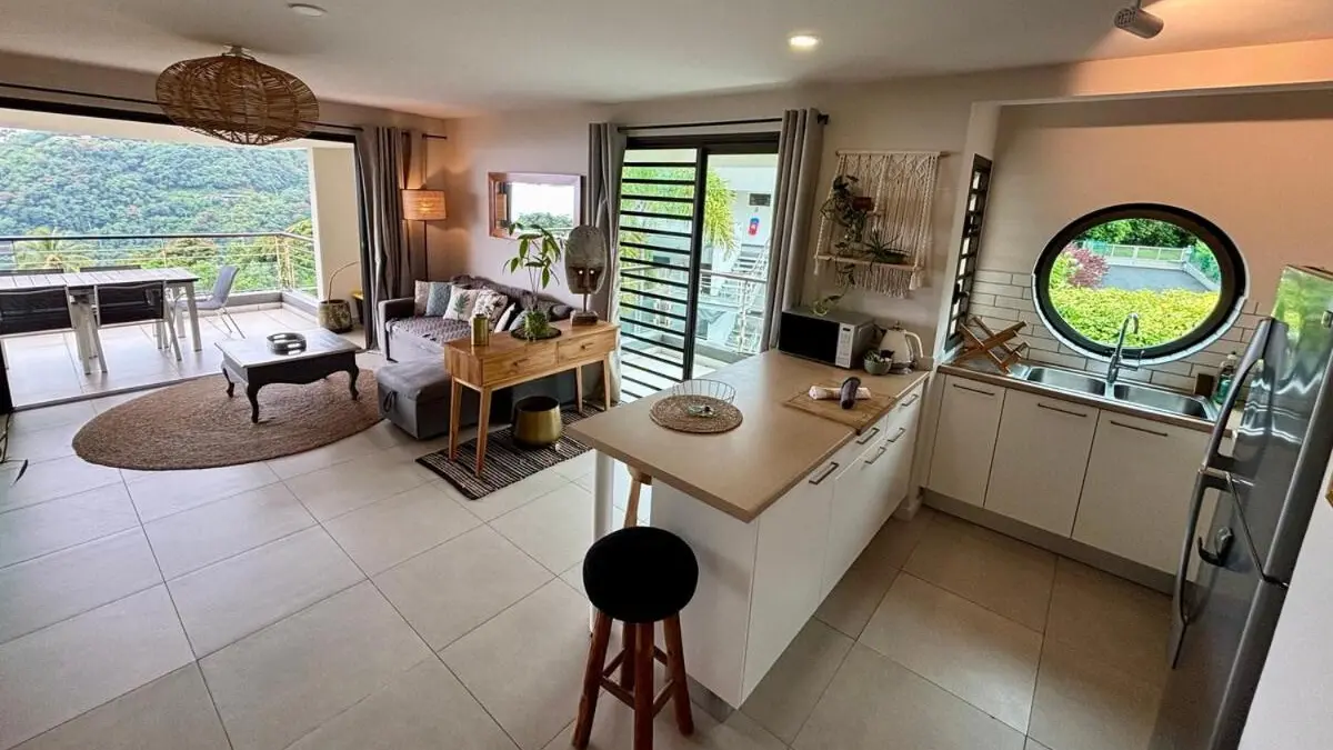Cocoon – Superbe vue, logement cosy avec 1 chambre, climatisation et piscine, Tahiti, French Polynesia